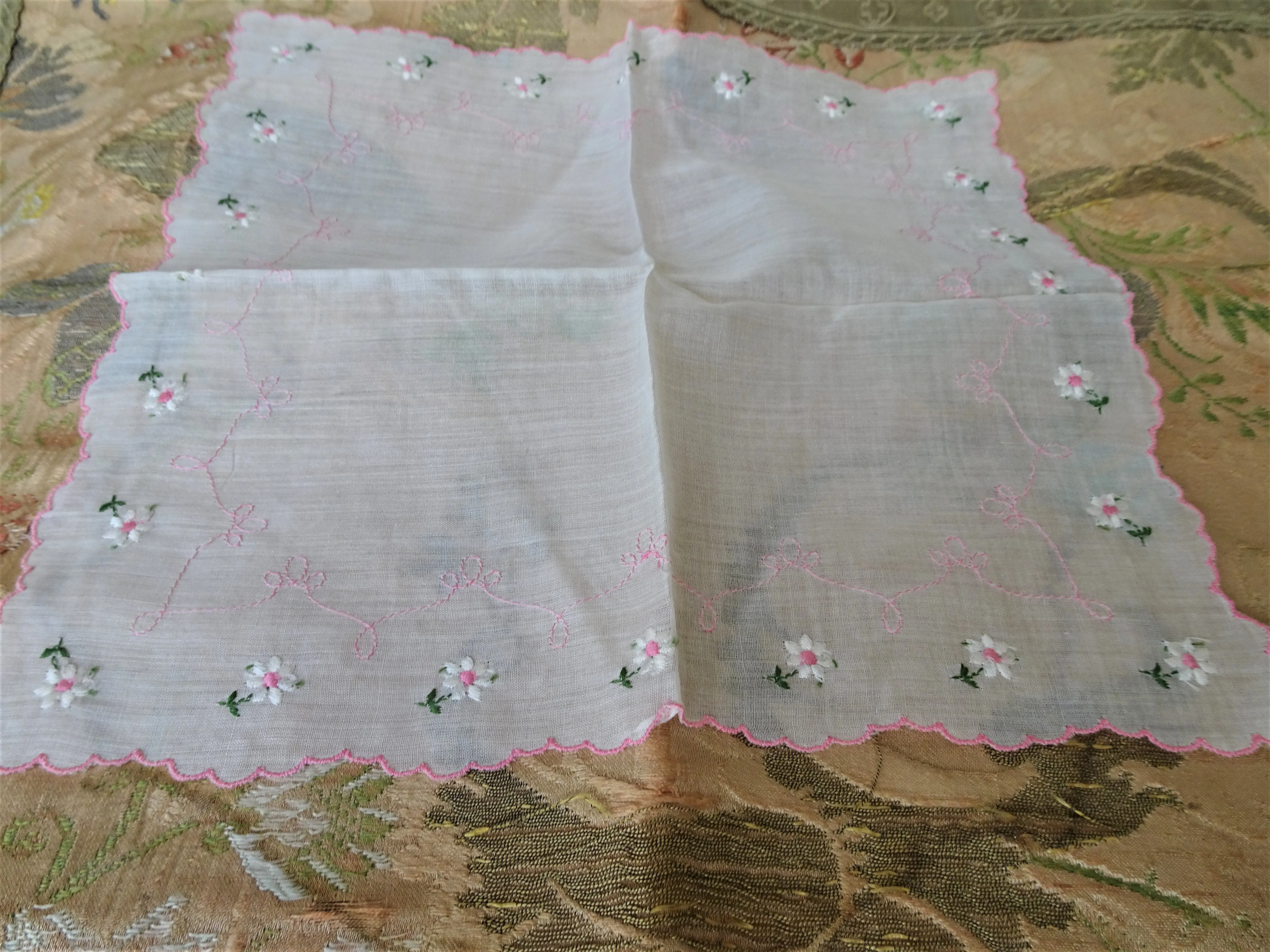 PRETTY Floral Embroidered Hankie,Vintage Handkerchief,Daisy Flowers Embroidery,Wedding Bridal Hanky Gifts,Collectible Hankies